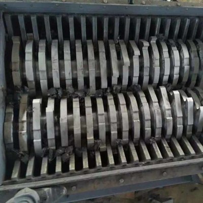 高效環(huán)保的電腦外殼粉碎機(jī) 1600型金屬粉碎機(jī)配件在建材機(jī)械中的應(yīng)用